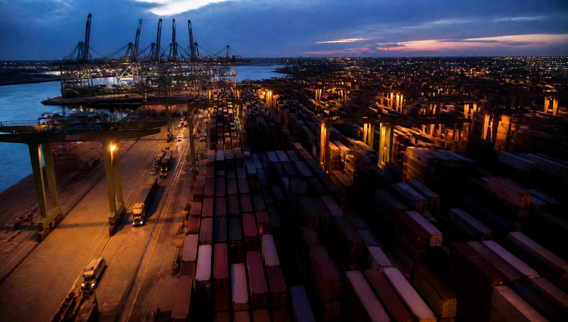 Containerterminal in de haven van Antwerpen met kranen en gestapelde containers
